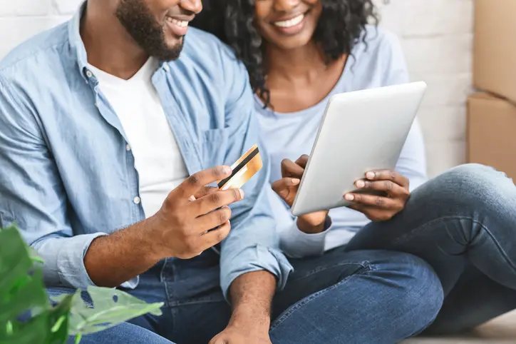 couple using app - Best Contractor Estimating & Invoicing Software - Hearth