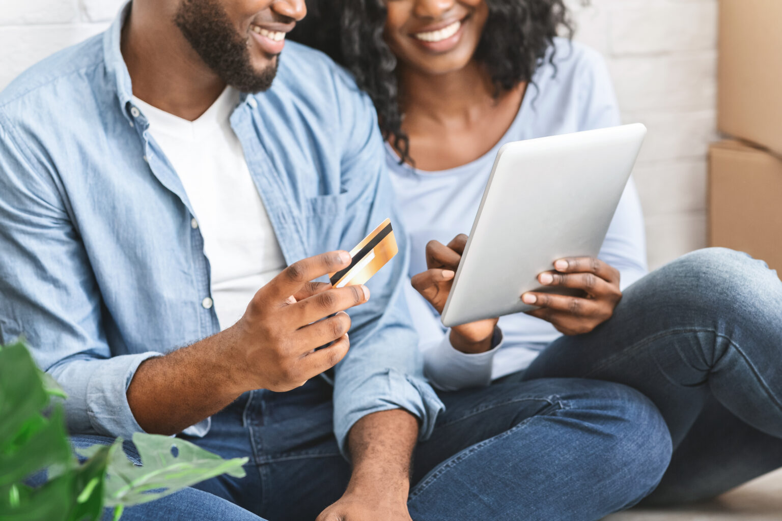 smiling couple buying online -Best Contractor Estimating & Invoicing Software - Hearth